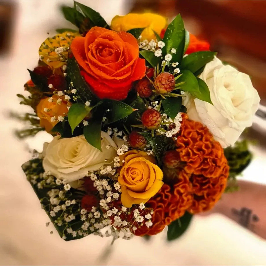 Ramo cálido con rosas naranjas, amarillas y blancas
