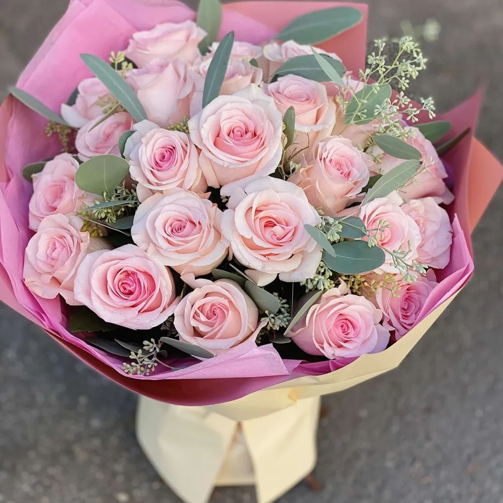 Ramo de rosas rosa palo con eucalipto y flor blanca